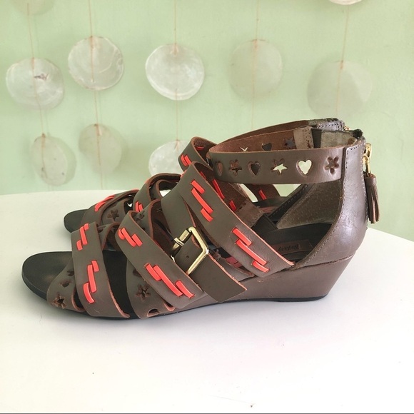 Betsey Johnson Neon Bollt Strappy Gladiator Leather Wedges Stars Hearts - Picture 5 of 11